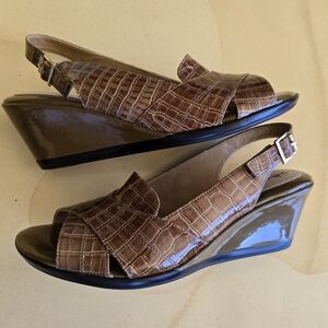 WORN ONCE! Comfortable SOFTSPOTS Open Toe Wedge Taupe Pillowtop Alligator Sandal